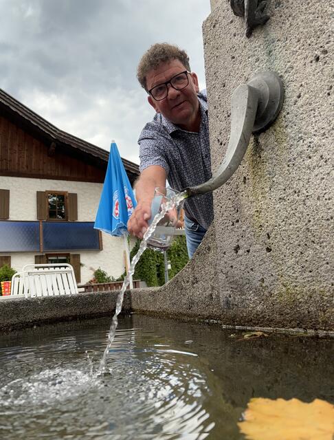 "Das Wasser im ganzen Ort hat höchste Qualität, auch das vom Dorfbrunnen kann man trinken", versichert Bgm. Hanspeter Außerhofer. | Foto: Reichel