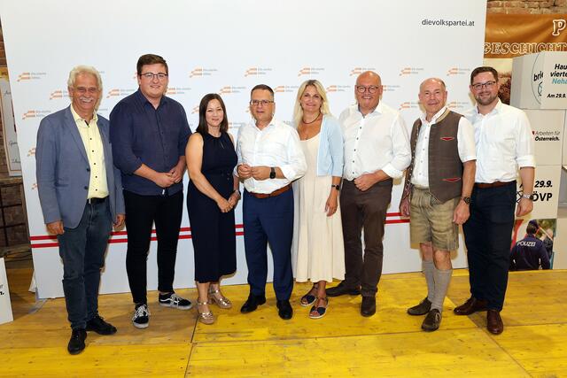 Bezirksparteiobmann Peter Oberlehner, JVP-Bezirksobmann Simon Parzer, Bezirksvorsitzende ÖVP Frauen Cornelia Schönbauer, Klubobmann August Wöginger, Landwirtschaftskammerrätin Daniela Burgstaller, Nationalratsabgeordneter Laurenz Pöttinger, Landtagspräsident Max Hiegelsberger und OÖVP-Landesgeschäftsführer Florian Hiegelsberger beim Sommerfest. | Foto: Maringer