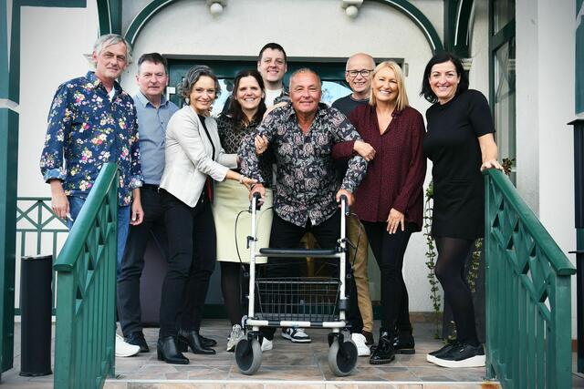 Als Geburtstagsgeschenk gab es für ORF-Wetterfrosch Wolfgang Unger (Mitte) einen Rollator von Kollegin Kristina Buconjic (3.v.l.).  | Foto: Unger