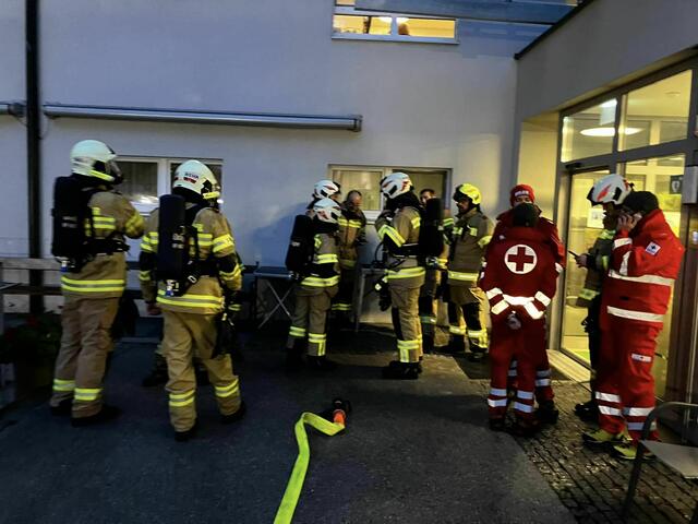 Auf Einladung der Feuerwehr Hüttau hatten die Feuerwehren Eben und Bischofshofen zusammen mit dem Team des Roten Kreuzes die Möglichkeit, das Seniorenheim in Hüttau zu beüben. | Foto: Freiwillige Feuerwehr Bischofshofen