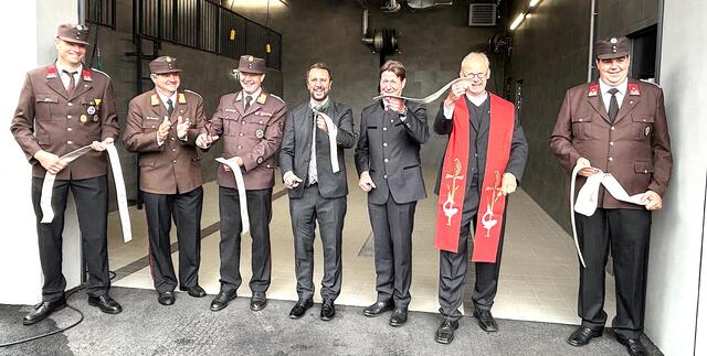Statt rotem Band Feuerwehrschlauch durchschnitten (Mi. LH-Stv. Georg Dornauer, Bgm. Stefan Seiwald). | Foto: Kogler