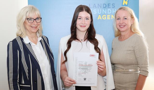 Gesundheit Thermenregion Geschäftsführerin Silvia Bodi, der ausgezeichnete Lehrling Julia Woltron und Lehrlingsausbildnerin Sigrid Pichler. | Foto: LGA