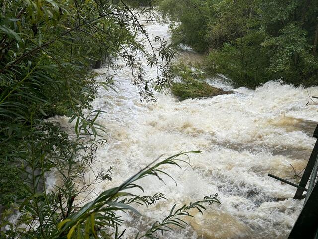 Der Aiterbach in Thalheim Bei Wels hat sich zu einem reißenden Strom entwickelt. | Foto: MeinBezirk/Traxler
