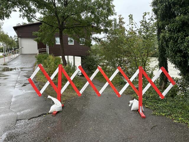 Vielerorts sind die Abgänge und Wege am Traunufer bei Wels für Fußgänger gesperrt. | Foto: MeinBezirk/Braun