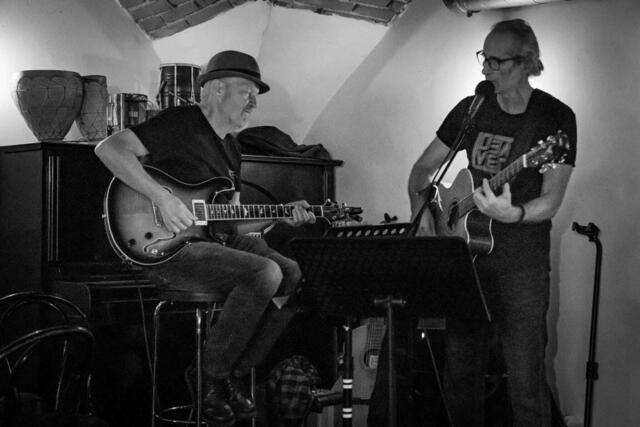 Hans Danner und Herwig Prorok ("H2") gestalten das Startfest des IG Kulturvereins Königswiesen am Samstag, 5. Oktober, 19 Uhr, im Heimathaus. Sie spielen Songs von Jack Johnson, Cat Stevens und Bob Dylan. | Foto: Thomas Schlader