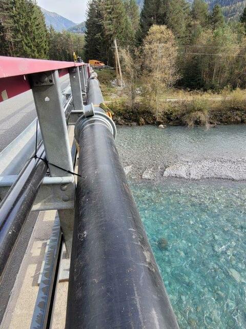 Über längere Zeit hinweg wurde der Abwasserkanal entlang der Brücke geführt.  | Foto: Daniel Klotz
