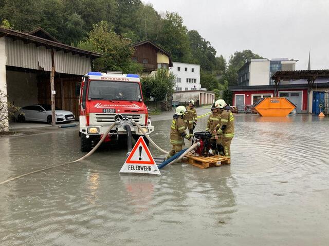 Ein Parkplatz in Bischofshofen muss abgepumpt werden, um das Eindringen des Wassers in die angrenzenden Geschäftslokale zu verhindern.  | Foto: Freiwillige Feuerwehr Bischofshofen
