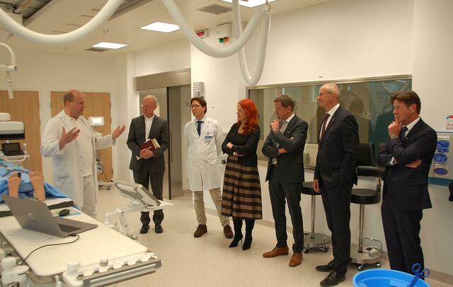 Die Besichtigung der neuen, hochmodernen Angiographieeinheit stieß auf großes Interesse. | Foto: BKH/Egger