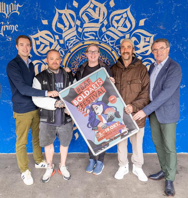 Jugendgemeindeat Clemens Stocker, Künstler 37, Initiatorin Brigit Klauser (MÄX), Simon vom Rothwerk und Kulturstadtrat Franz Piribauer. | Foto: Stadt Wiener Neustadt/Weller