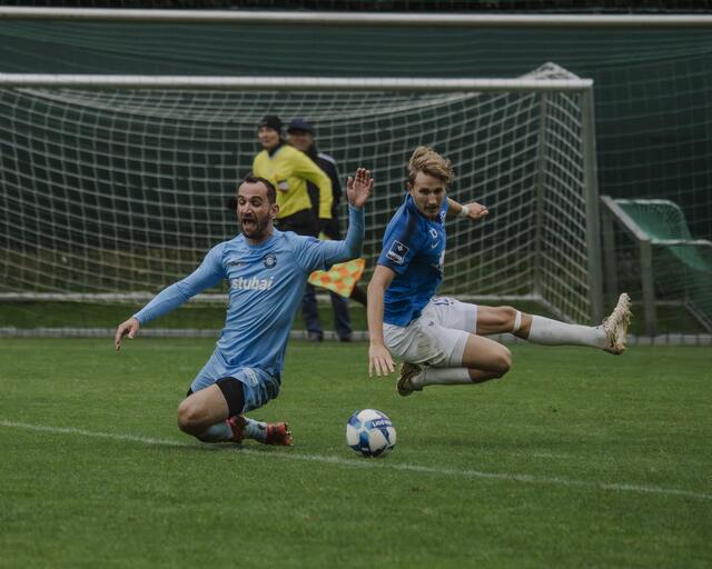 Viel über die Mitte, wenig über die Flanken – das System des FC Stubai wird derzeit heiß diskutiert. | Foto: Hermann Auer
