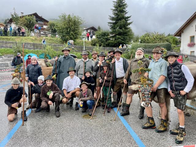Die Hirten und Helfer rund um Michael Pfurtscheller begleiteten das Vieh sicher ins Tal.  | Foto: Mair