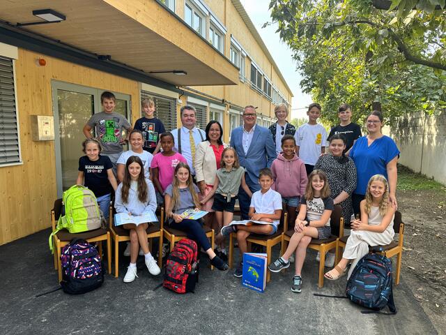 Bürgermeister Hans Jürgen Peitzmeier, StR Christian Hoffmann und Katharina Auer-Leszkovics (Pädagogische Leitung) gemeinsam mit der Klasse 1a des Gymnasiums Gerasdorf und KV Mag. Katrin Holzinger | Foto: Stadtgemeinde Gerasdorf