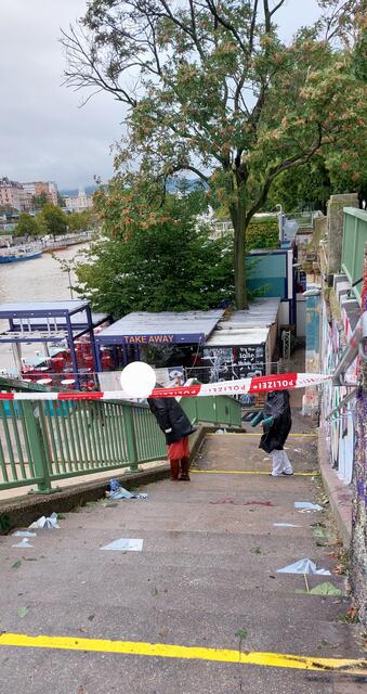 Zwei schaulustige Frauen gehen unter der Absperrung durch auf die Promenade.  | Foto: Zuzana Kobesova 2024
