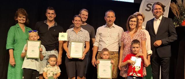 Von links: SVS-Landesstellenvorsitzende-Stellvertreterin Karin Göweil, Familie Inreiter, Familie Hennerbichler, Familie Schinnerl, SVS-Landesstellenvorsitzende Christine Katzlberger-Laimer und SVS-Obmann Peter Lehner.

 | Foto: SVS