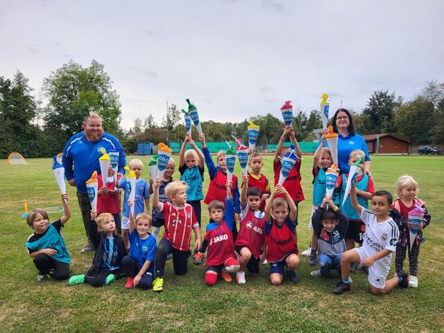 18 Schulanfänger der Schärding Juniors freuten sich sehr über die Schultüten-Überraschung. | Foto: Schärding Juniors