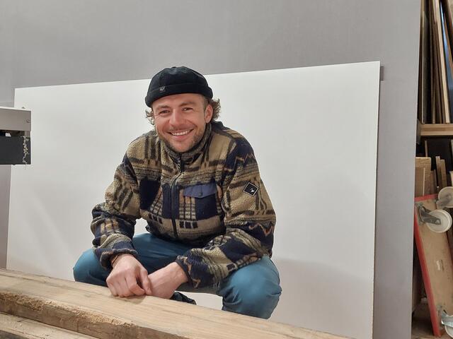 Manuel Moser aus Lessach. 27 und Tischlerlehrling. Hier mit Altholz-Resten, aus denen er vor Kurzem einen Tisch gebaut hat.