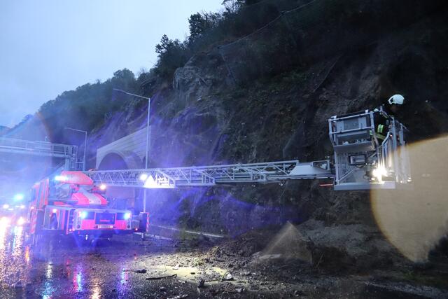 Die Linzer Feuerwehren sind seit vergangenem Freitag unermüdlich im Einsatz. | Foto: Berufsfeuerwehr Linz