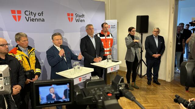 Bundeskanzler Karl Nehammer und Bürgermeister Michael Ludwig sprachen über die Hochwasserlage in Wien.
 | Foto: Andreas Pölz/MeinBezirk
