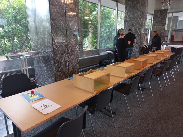 Der Demenz-Parcours führt durch einen gewöhnlichen Tag von an Demenz erkrankten Menschen und macht die täglichen Herausforderungen erleb- und spürbar.