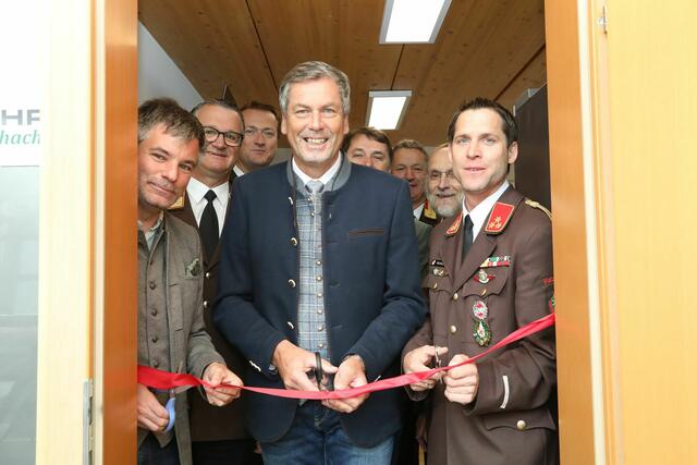Im Beisein der Feuerwehrmitglieder Flatschach wurde das neue Rüsthaus von Bürgermeister Manfred Lenger (Mitte) und LAbg. Wolfgang Moitzi (links) eröffnet. | Foto: Zeiler