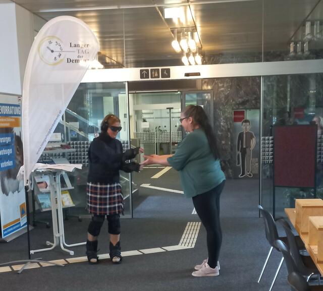 Mit dem Alterssimulationsanzug "GERT" soll ein Gefühl vermittelt werden, mit welchen typischen Einschränkungen ältere Menschen konfrontiert sind.