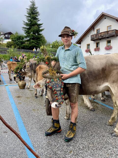 Michael mit seiner prachtvoll geschmückten Kuh.  | Foto: Mair