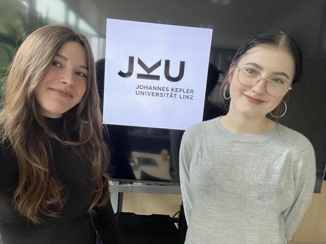 LehrlingsRedakteurin Jasmin Derflinger (li.) hat mit ihrer Kollegin Valentina Witschnig über die Ausbildung zur Verwaltungsassistentin an der JKU gesprochen. Die beiden haben auch gemeinsam ein Auslandspraktikum in England absolviert. | Foto: Derflinger