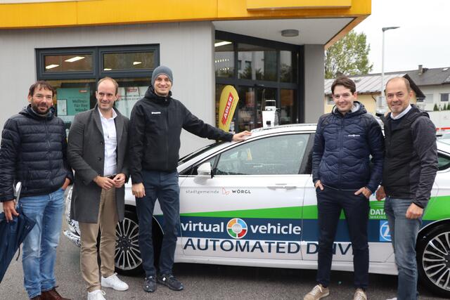 Daniel Watzenig (Virtual Vehicle), Florian Tursky, Bürgermeister Michael Riedhart, Sicherheitsfahrer Markus Schratter und Landwirtschaftskammerpräsident Josef Hechenberger (v.l.) bei der Premierenfahrt am vergangenen Samstag in Wörgl.  | Foto: Nimpf