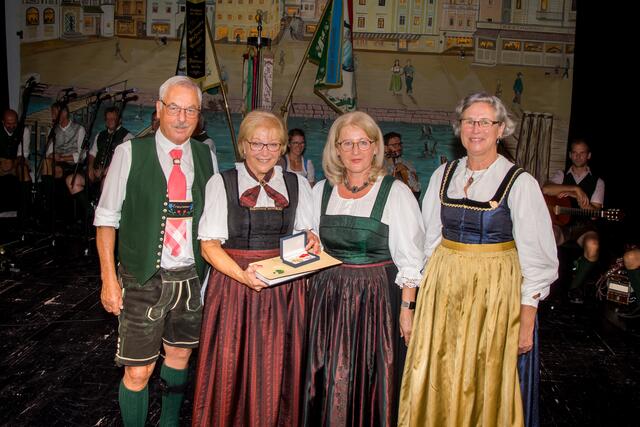 Greti Wolfsgruber (2.v.l.) erhielt die höchste Kulturmedaille des Landes OÖ. | Foto: TV Traunseer