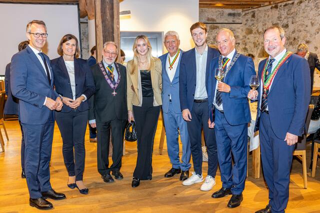 Ferdinand Bucher (Landesdirektor der Wiener Städtischen), Andrea Riedl, Ritterpriester Johannes Satlow, Michaela Riedl, Alfred Riedl und Andreas Riedl (Weingut Taggenbrunn), Karl Heinz Mörtl (Koban Südvers), Norbert Schellander (Tischlerei Schellander) | Foto: DerHandler KG