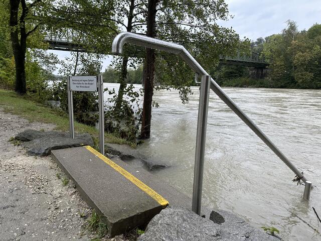 Der Wasserstand der Traun bei Wels ist deutlich gestiegen.  | Foto: MeinBezirk/Braun