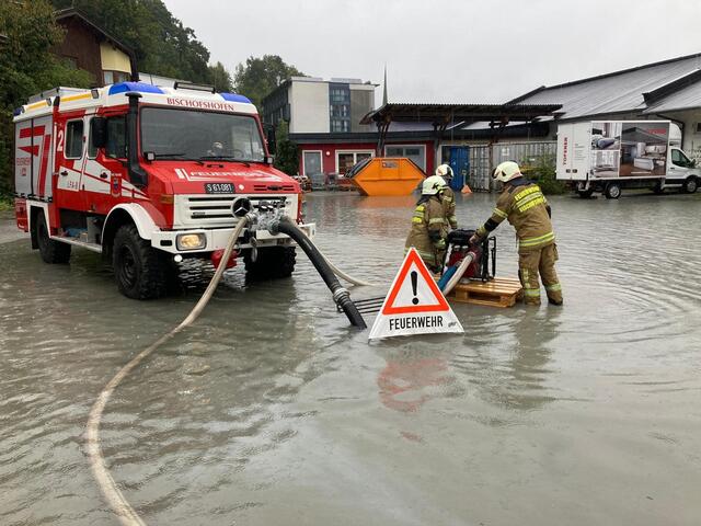 Die Freiwillige Feuerwehr Bischofshofen war mit drei leistungsstarken Pumpen auf einem Parkplatz im Hochwassereinsatz. | Foto: Freiwillige Feuerwehr Bischofshofen