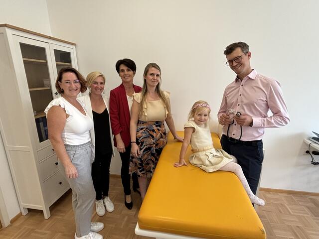 Andreas Trobisch mit Tochter Olivia und seinem Ordinationsteam.  | Foto: MeinBezirk