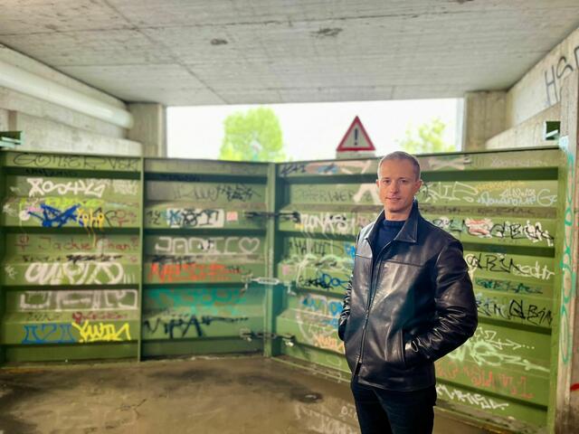 Martin Müller beim Durchgang zur Donaupromenade in Nussdorf. | Foto: Martin Müller