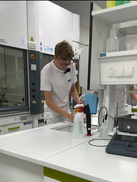 Lebensmitteltechnik-Lehrling Moritz Kreuzmann (18) bei der Arbeit im Labor in Henndorf. | Foto: Woerle