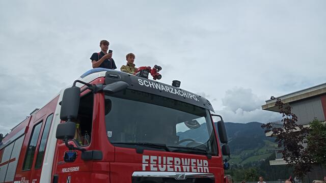 Auch die Feuerwehrler von Schwarzach hatten Spaß an der Aktion. | Foto: Anita Empl