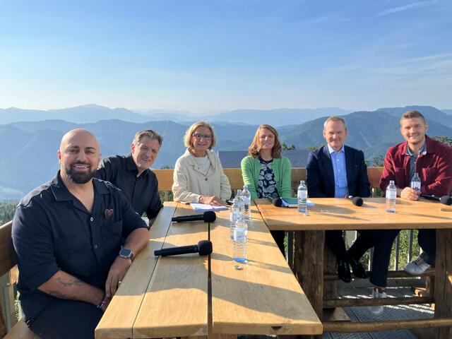 Talk am Turm am Prochenberg: Der Geschäftsführer des Spezialprofile-Herstellers, Thomas Welser (2.v.l.), lud zur Diskussionsrunde. | Foto: Welser Profile GmbH