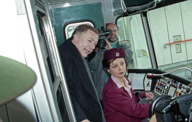 Die U3 nach Ottakring wurde am 5. Oktober 1998 eröffnet. Am Bild ist der damalige Bürgermeister Michael Häupl (SPÖ) mit einer U-Bahn-Fahrerin zu sehen. | Foto: Manfred helmer / Wiener Linien