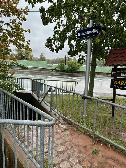 Absperrung durch die Polizei des Max-Raub-Weges.  | Foto: Martin Müller