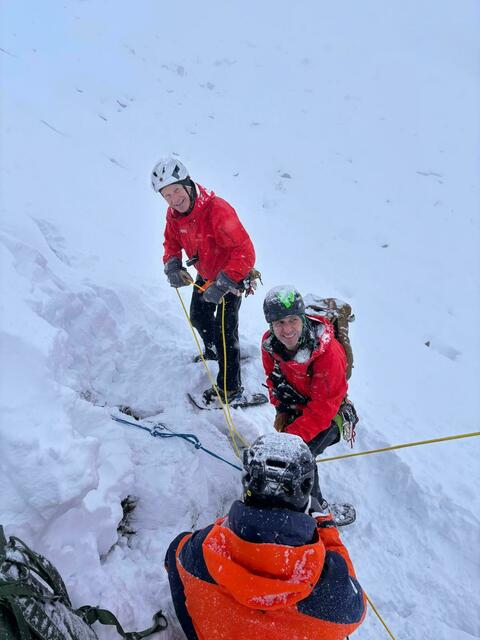 14 Bergretter aus Neukirchen waren zur Rettung der Seilbahn-Insassen im Einsatz. | Foto: Bergrettung Neukirchen