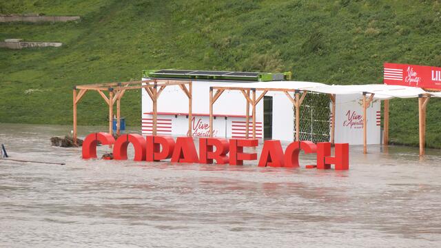 Der Copabeach-Strand bei der Donauinsel liegt unter Wasser. | Foto: Andreas Pölzl/MeinBezirk