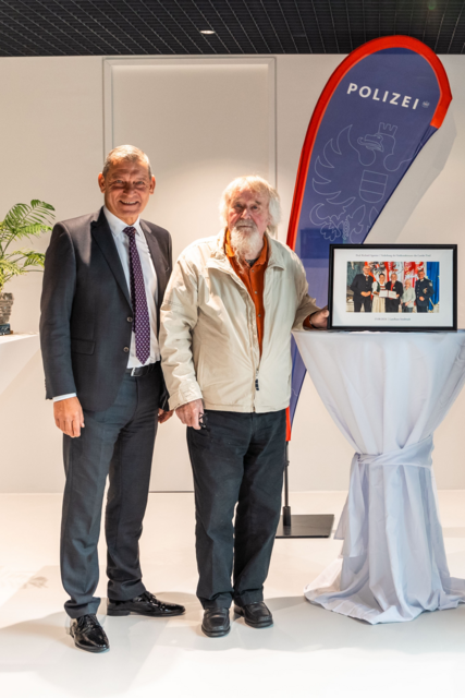 Landespolizeidirektor HR Mag. Helmut Tomac mit Prof. Richard Agreiter.

 | Foto: © Polizei Tirol