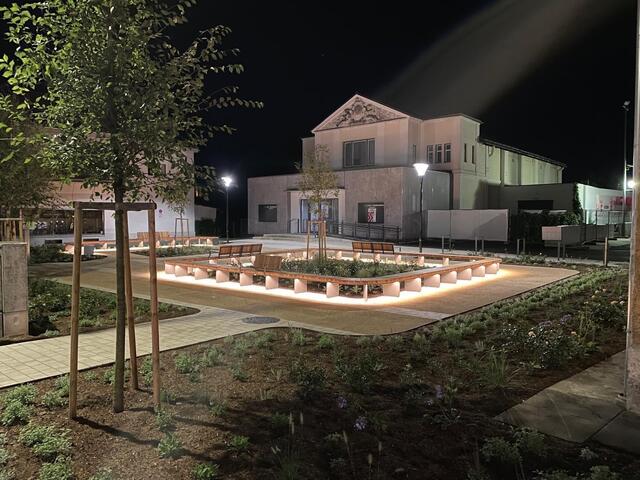 Auch in den Abendstunden ein Blickfang, der neue "Georg-Wilhelm-Pabst-Park". | Foto: Stadtgemeinde/Georg Meixner