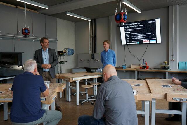 Am Montag, 16. September, fand die Eröffnung des neuen MakerSpace an der PH Tirol unter Anwesenheit von Vizerektor Gregor Örley und Vertreter:innen aus Bildung und Wirtschaft statt. | Foto: PH Tirol/Roner