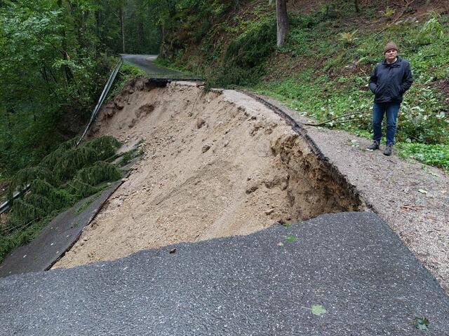 Der Güterweg Achleiten in St. Nikola (OÖ) wurde auf einer Länge von 30 Metern durch Hangrutschung weggerissen.  | Foto: Nikolaus Prinz