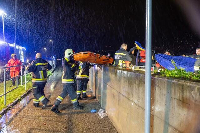 Die Feuerwehr Krems birgt einen Rollstuhlfahrer, der in einen abgesperrten Bereich am Kremsfluss gefahren war. | Foto: Feuerwehr Krems/ Manfred Wimmer