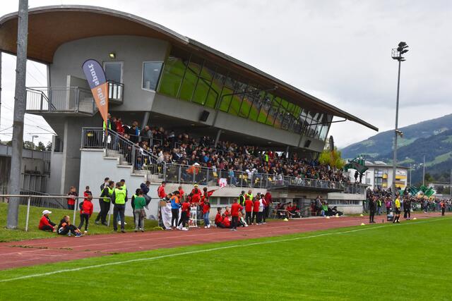Im Bild: Sportplatz und Tribüne Lend: Die Befragung bezieht sich auf Ihre Sport-, Bewegungs- und Freizeitaktivitäten sowie Ihre Einschätzung zu den Sportstätten/-gelegenheiten in Ihrer Gemeinde bzw. im näheren Umkreis.  | Foto: Stadtzeitung Hall in Tirol