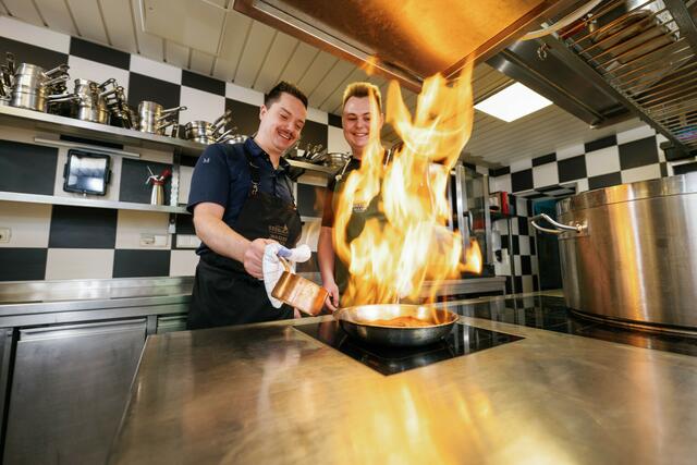 Sebastian Eder (rechts) befindet sich derzeit im dritten Lehrjahr. Gemeinsam mit Küchenchef Johannes Ganisl brennt er dafür, die Gäste mit regionalen Schmankerln zu verwöhnen. | Foto: Mondi