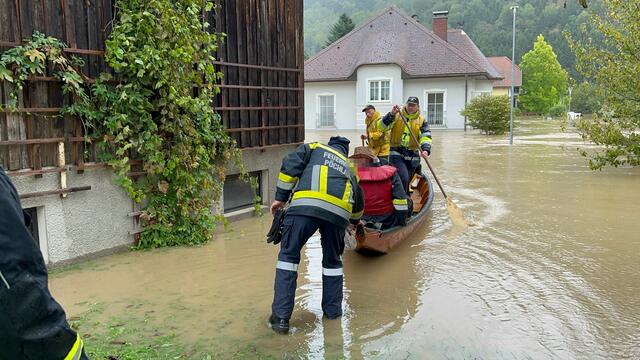 Zahlreiche Menschen mussten vor dem Hochwasser gerettet werden.  | Foto: DOKU-NÖ