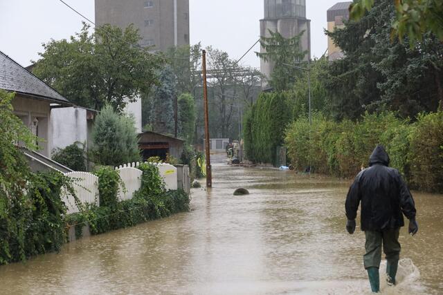 Straßen, Gärten, Wege und Häuser - überall Wasser. | Foto: BFKDO